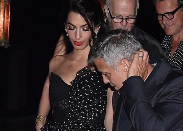 Amal Alamuddin: Ρομαντική βόλτα με τον σύζυγό της, φορώντας ένα υπέροχο φόρεμα 4.259 ευρώ! [pics]