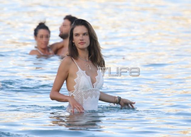 Alessandra Ambrosio: Βάζει “φωτιά” στη Μύκονο με το σέξι μαγιό της! [pics]