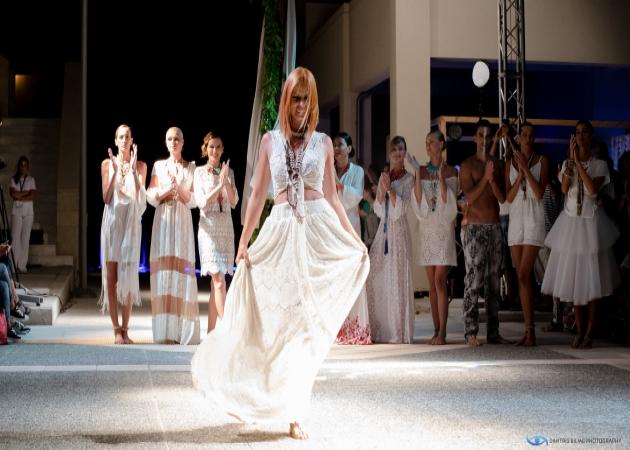 Άντζυ Ανδριτσοπούλου: Εντυπωσίασε με τα κοσμήματά της σε fashion show στη Ρόδο! [pics]