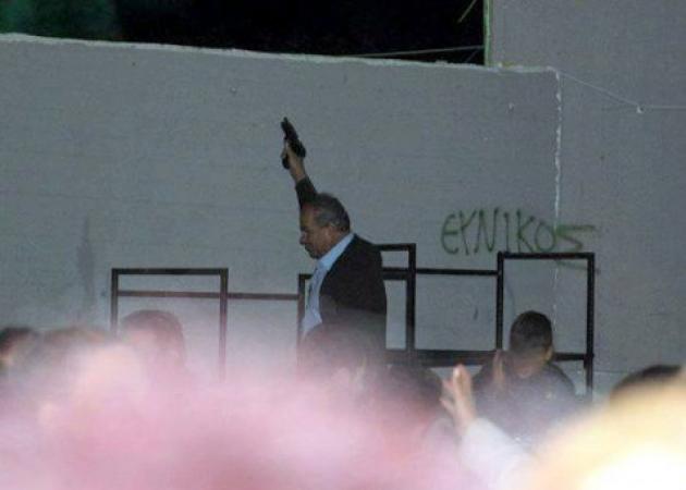 Σοκ: Ο αντιδήμαρχος της Φυλής με όπλο σε σχολείο – Τι λέει ο ίδιος στην Τatiana Live