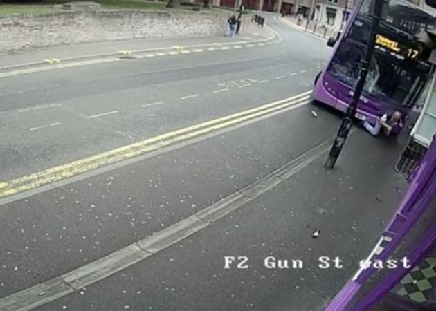 Το βίντεο που θα σου κόψει την ανάσα! Λεωφορείο χτυπάει άνδρα και…