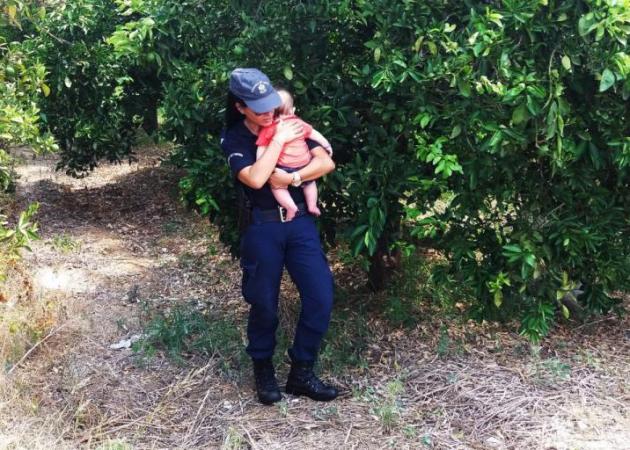 Ναύπλιο: Η κίνηση της αστυνομικού που ράγισε καρδιές! [pics, vid]