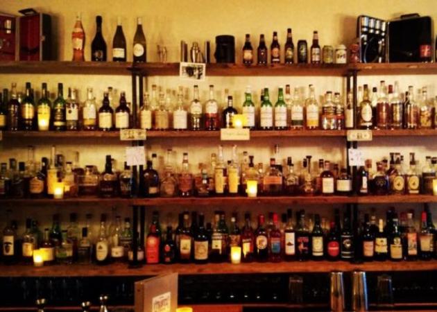 Κρήτη: Αποκοιμήθηκε στο μπαρ και κατέληξε… με σπασμένο πόδι