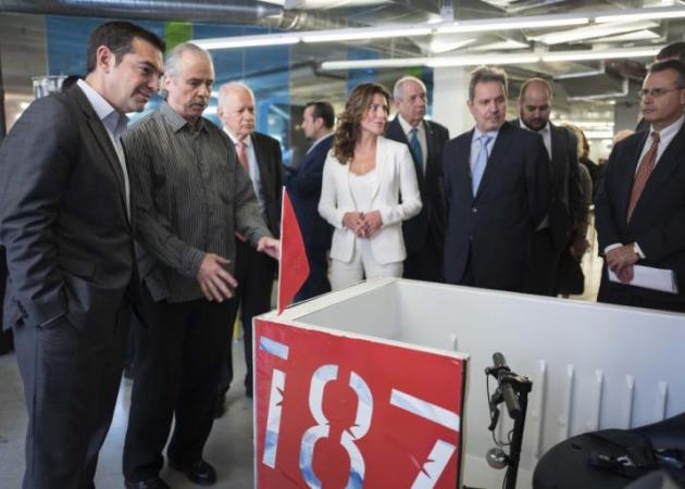 Μπέτυ Μπαζιάνα: Υπέρλαμπρη! Λευκό κουστούμι με σέξι lingerie τοπ και ψηλοτάκουνες γόβες [pics]