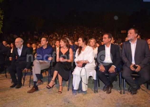 Εντυπωσιακή η Μπέτυ Μπαζιάνα στο πλευρό του Αλέξη Τσίπρα στις Πρέσπες [pics, vids]