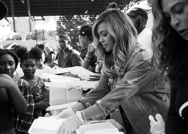 Beyonce: Συνεχίζει να βρίσκεται κοντά στους πληγέντες του τυφώνα Χάρβεϊ [pics]