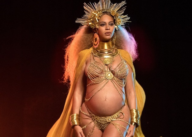Βραβεία Grammy 2017: Η έγκυος Beyonce εμφανίστηκε με χρυσό μπικίνι και διαφάνεια