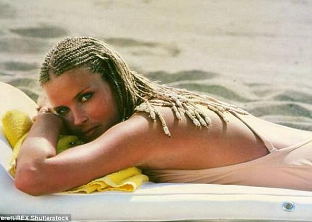 Bo Derek: Πήρε μέρος σε κολυμβητικό αγώνα στις Σπέτσες και είναι κούκλα στα 60 της, φορώντας το μαγιό της