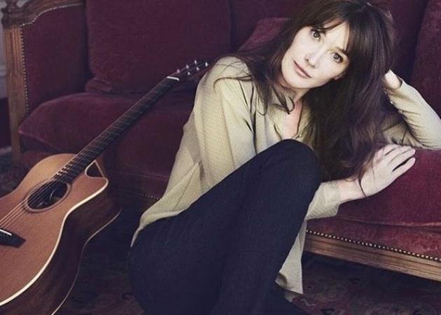 Ερωτευμένη με την Ελλάδα η Carla Bruni – Η επίσκεψη στο Μουσείο της Ακρόπολης