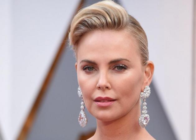 Charlize Theron: Πώς θα της φαινόταν αν ο Bond εμφανιζόταν ως αμφιφυλόφιλος;