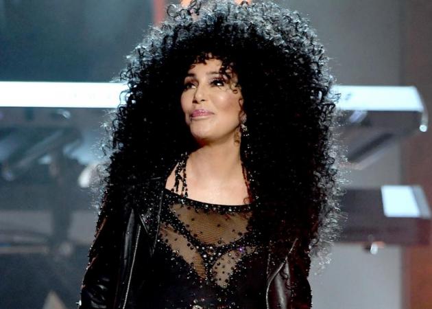 Cher: Γιατί κατηγορεί βιοφαρμακευτική εταιρεία ότι την “έγδυσε”;