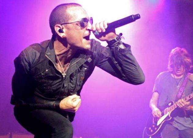 Chester Bennington: Mέλη των Linkin Park και θαυμαστές έφτασαν σπίτι του – Πλημμύρισε από λουλούδια και σημειώματα – [pics]