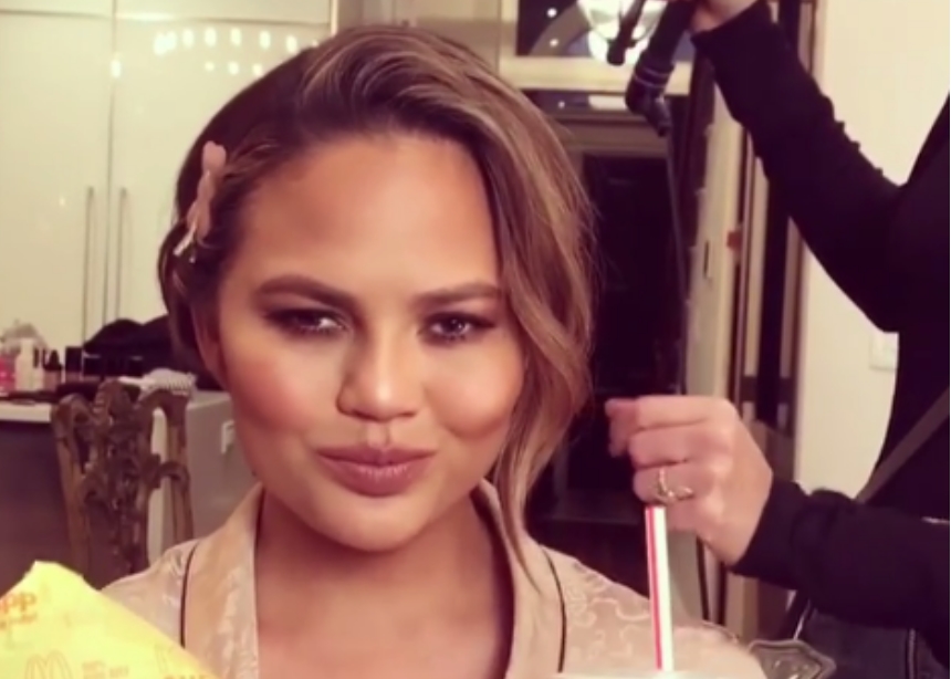 Η Chrissy Teigen έκοψε τα μαλλιά της για τα Grammy!