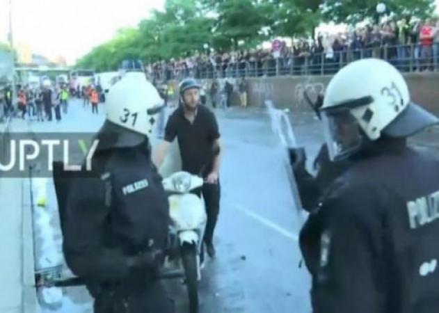 Ντελιβεράς – Θεούλης! Διέκοψε τα επεισόδια κατά της G20 για να παραδώσει μια πίτσα [vid]