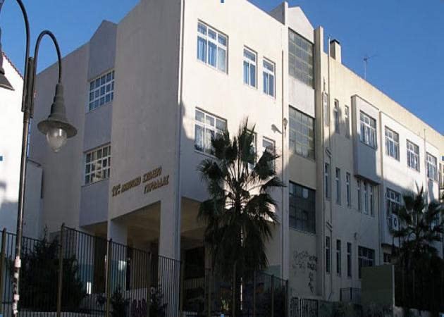 Αγοράκι έπεσε στο κενό σε Δημοτικό της Γλυφάδας! Κλειδώθηκε μέσα και… πήδηξε απ’ το παράθυρο για να φύγει