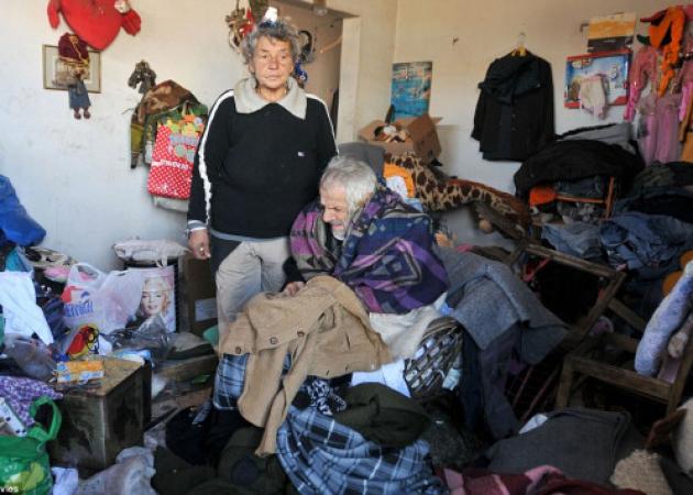 Πατέρας και κόρη ζουν σε μια παγωμένη παράγκα! Σπαρακτικό ρεπορτάζ στην Αθήνα, της Daily Mail