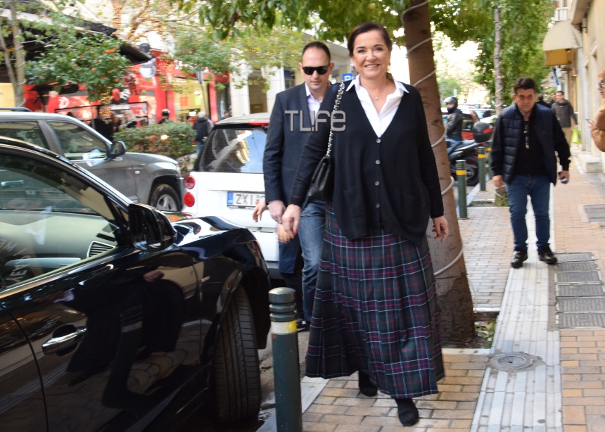 Ντόρα Μπακογιάννη: Με casual look στο Κολωνάκι [pics]