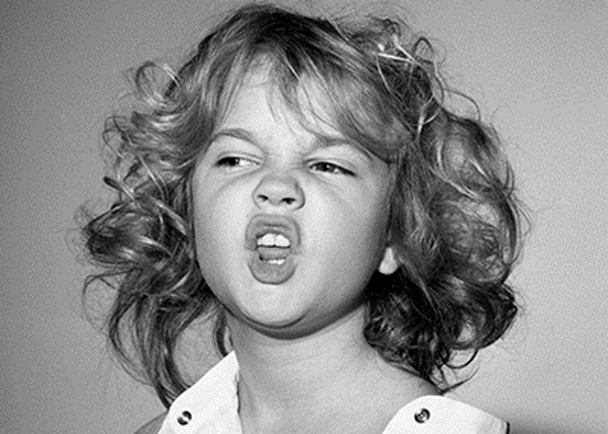 Η Drew Barrymore “αναβιώνει” τις παιδικές πόζες της για το αμερικανικό InStyle!