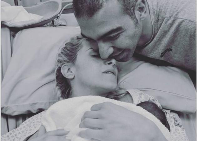 Δώρα Τσαμπάζη: Η σύζυγος του Αλέξανδρου Νικολαΐδη ποζάρει αγκαλιά με την 25 ημερών κόρη της, έχοντας χάσει τα κιλά της εγκυμοσύνης!
