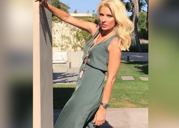 Ελένη Μενεγάκη: Διακοπές και στο Ιόνιο – Η βόλτα της στο Κιόνι!