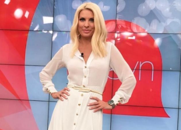 Ελένη Μενεγάκη: Τα αγγλικά της στο instagram προκάλεσαν την επίθεση των followers! Τι απάντησε! [pics]