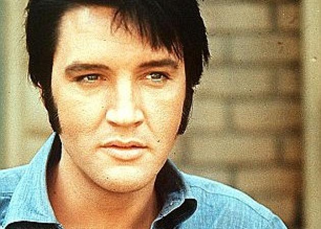 Elvis Presley: Χαμός με την φωτογραφία ενός άντρα έξω από τη βίλα Graceland – Λένε πως ζει και πήγε εκεί για τα 82α γενέθλιά του!