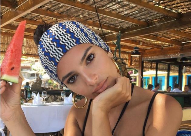 Emily Ratajkowski: Έβγαλε selfie τα… οπίσθιά της