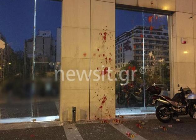 Έκαναν γυαλιά καρφιά το «Έθνος» – Πέταξαν και μπογιές