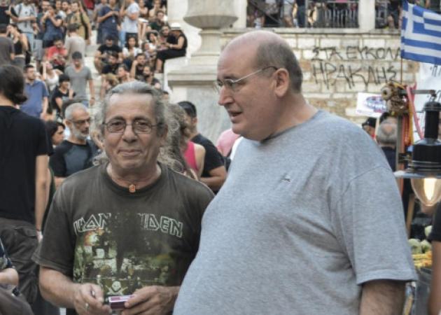 Η στιγμή που “μπουγελώνουν” με καφέδες Φίλη και Ξυδάκη [vid]