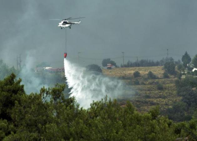 Φωτιά στην Αττική: Απελπισμένοι οι κάτοικοι κάνουν έκκληση για πόσιμο νερό – Μεγάλη αναζωπύρωση στο Καπανδρίτι [pics, vids]