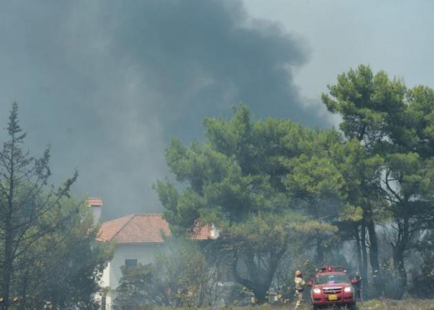 Φωτιές: Κρίσιμες ώρες με τις ανεξέλεγκτες πυρκαγιές στην Αττική – Ποιο είναι το στρατηγικό σημείο των Αρχών [pics, vids]