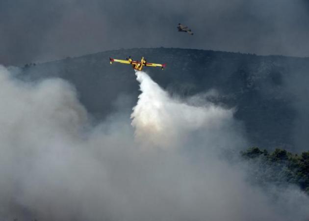 Φωτιά στην Αττική: Συνεχίζεται ο πύρινος εφιάλτης – Φεύγουν οι κάτοικοι στο Σαλαμίδι