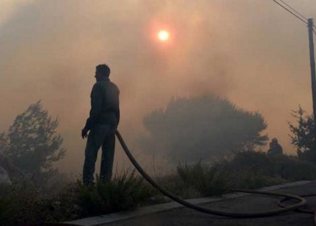 Φωτιά ΤΩΡΑ: Εγκλωβισμένη γυναίκα στο Καπανδρίτι – Στις φλόγες Βαρνάβας και Κάλαμος