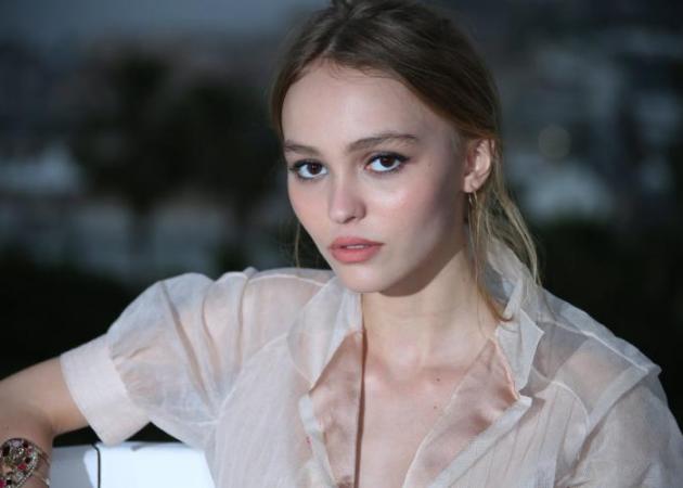 Lily Rose Depp: Με ποιον διάσημο Έλληνα ποζάρει η κόρη του Johnny Depp; [pic]