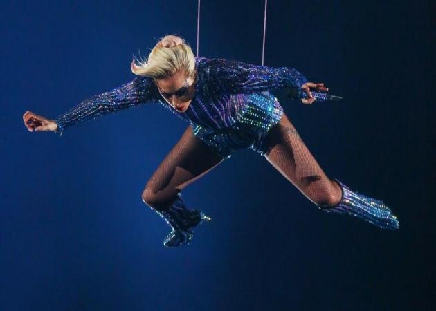 Lady Gaga: Κρεμάστηκε από την οροφή του σταδίου για να τραγουδήσει στο Super Bowl!