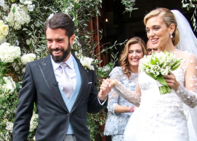 Φίλιππος Λαιμός – Μαριάννα Γουλανδρή: Νέες φωτογραφίες με τους λαμπερούς καλεσμένους του γάμου τους!