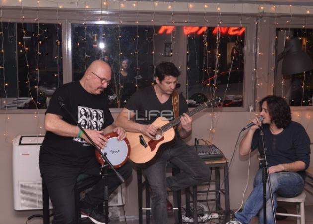Αλέξης Γεωργούλης: Τραγουδιστής, κιθαρίστας και σερβιτόρος για καλό σκοπό! [pics]