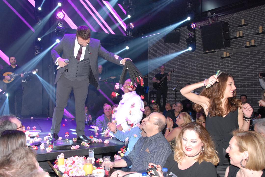 Ο Μάρκος Σεφερλής διασκέδασε στον Πλούταρχο και… έκανε χαμό! [pics,vid]