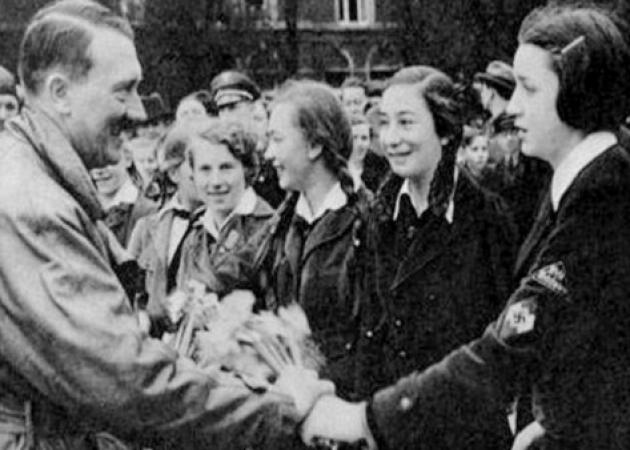 “Πνίξτε τον εχθρό στο ίδιο του το αίμα”! Ο Χίτλερ στρατολογούσε 10χρονα κορίτσια! Χόρευαν γυμνά, τον υπάκουαν, τον ερωτεύονταν!