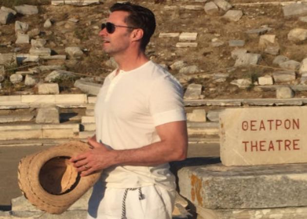 Hugh Jackman: Υποκλίνεται στο “εκπληκτικό” αρχαίο θέατρο της Δήλου [pic]