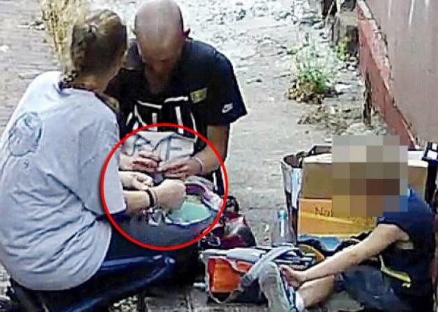 Αδιανόητο: ”Χτυπάει” ένεση ηρωίνης μπροστά στον 4χρονο γιο της [vid]