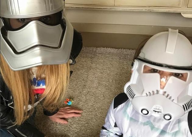 Διάσημη Eλληνίδα μαμά και γιος ντύθηκαν Stormtroopers από το Star Wars!