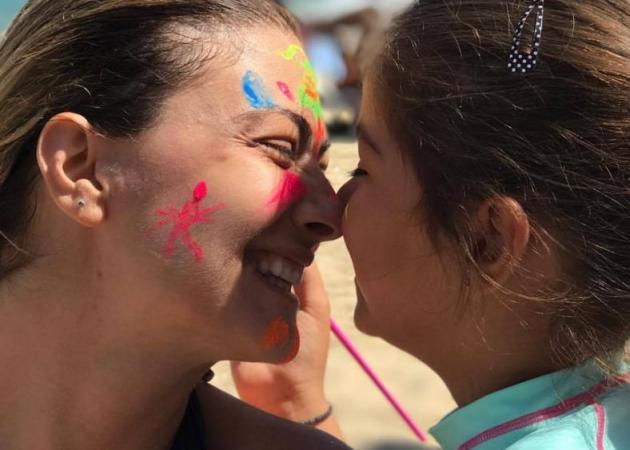 Δέσποινα Καμπούρη – Βαγγέλης Ταρασιάδης: Παιχνίδια με τα κορίτσια τους στην παραλία! [pics]
