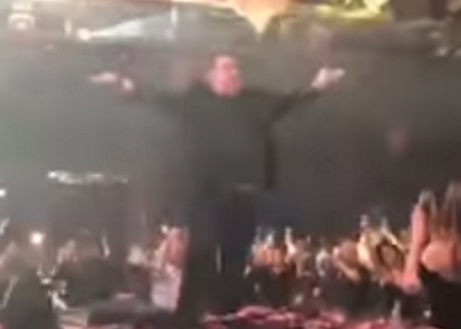 Θεσσαλονίκη: Η στιγμή που ο Βασίλης Καρράς δίνει το σύνθημα για το «Μακεδονία ξακουστή» στα μπουζούκια [vid]