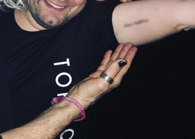 Ποιος Έλληνας συνθέτης και τραγουδιστής έχει μαύρα βαμμένα νύχια και μας δείχνει ποιος χτύπησε τατουάζ με το όνομά του; [PIC]