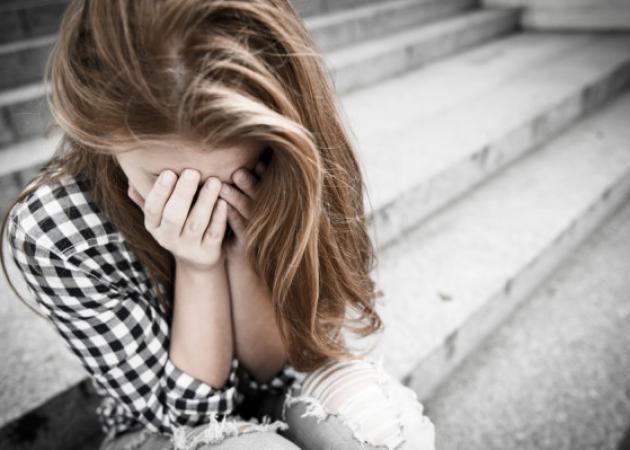 Με κατάθλιψη μία στις τέσσερις έφηβες 14 ετών – Προσοχή στα σημάδια!