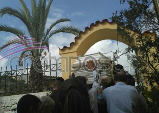 Κλαίει όλη η Κρήτη – Σπαραγμός και οδύνη στην κηδεία της Κατερίνας Καναβάκη – Κατέρρευσε ο πατέρας της
