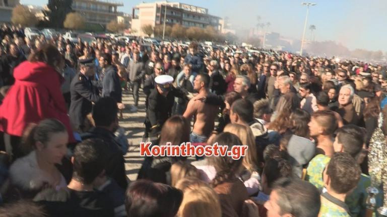 Θεοφάνεια 2018: Έπεσαν μπουνιές για τον Σταυρό – Εικόνες ντροπής και… άγιο ξύλο στο Κιάτο!