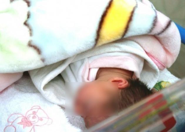 Πάτρα: Χτυπούσαν και έσβησαν τσιγάρα στο σώμα του βρέφους τους – Χειροπέδες στους γονείς