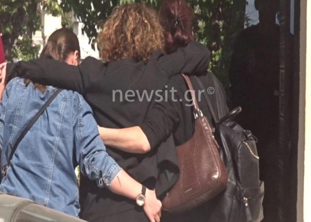 Δώρα Ζέμπερη – Το τελευταίο αντίο – Τραγικές φιγούρες η μητέρα και τα αδέρφια της